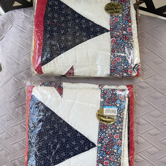 - Two pillows cover by shams - Picture 4 of 12